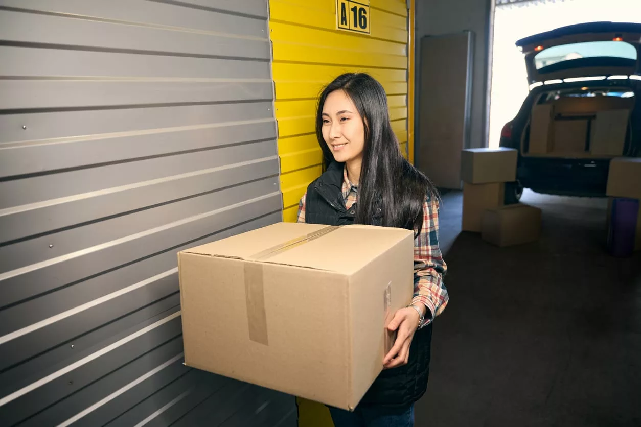 donna che tiene una scatola tra le mani in un servizio di archiviazione